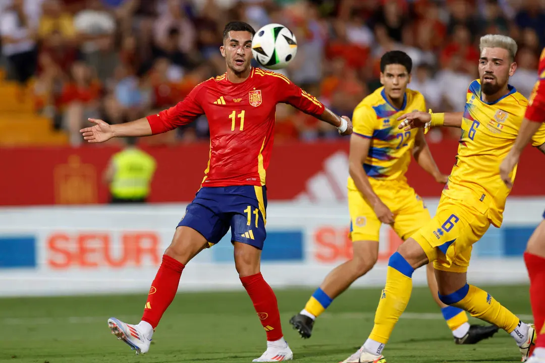 El delantero de la selecci&oacute;n espa&ntilde;ola de f&uacute;tbol Ferr&aacute;n Torres (i) juega un bal&oacute;n ante el andorrano Christian Garc&iacute;a (d), durante el partido amistoso que Espa&ntilde;a y Andorra disputan este mi&eacute;rcoles en el estadio Nuevo Vivero, en Badajoz. EFE/Julio Mu&ntilde;oz