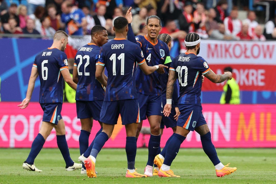 Los jugadores de Países Bajos clebran el gol de Cody Gakpo (3-I) durante el partido del grupo en Hamburgo, Alemania. EFE/EPA/ABEDIN TAHERKENAREH