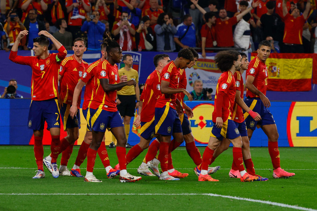 Los jugadores de la selección española celebran su primer gol durante el encuentro correspondiente a la fase de grupos de la Eurocopa 2024 contra Italia en Gelsenkirchen (Alemania). EFE/Jorge Guillén