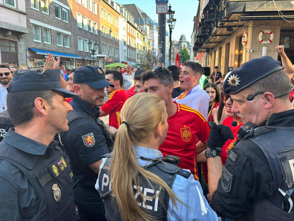 Policías nacionales que patrullan junto a compañeros alemanes y conversan con varios aficionados españoles en el marco de la celebración de la Eurocopa 2024 en Alemania. EFE/Policía Nacional SOLO USO EDITORIAL/SOLO DISPONIBLE PARA ILUSTRAR LA NOTICIA QUE ACOMPAÑA (CRÉDITO OBLIGATORIO)