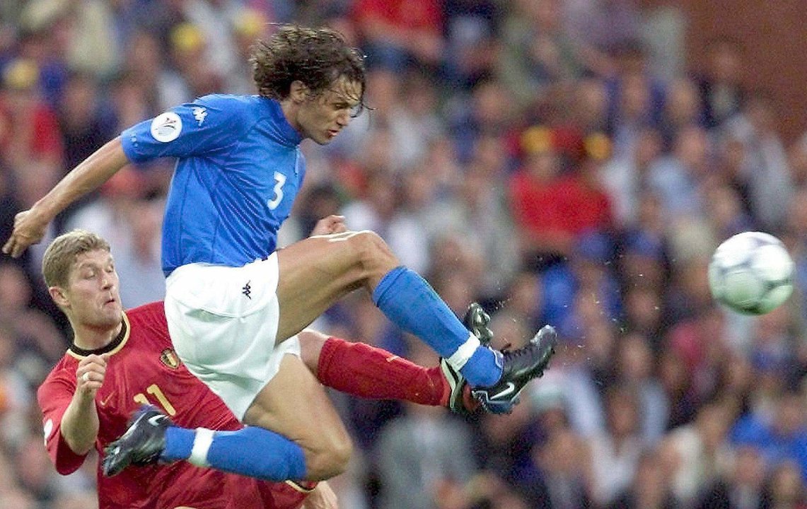 El capitán italiano Paolo Maldini (arriba) en acción contra el centrocampista belga Gert Verheyen (i) durante un partido de la EURO 2000, en Bruselas.  EPA/MICHELE LIMINA