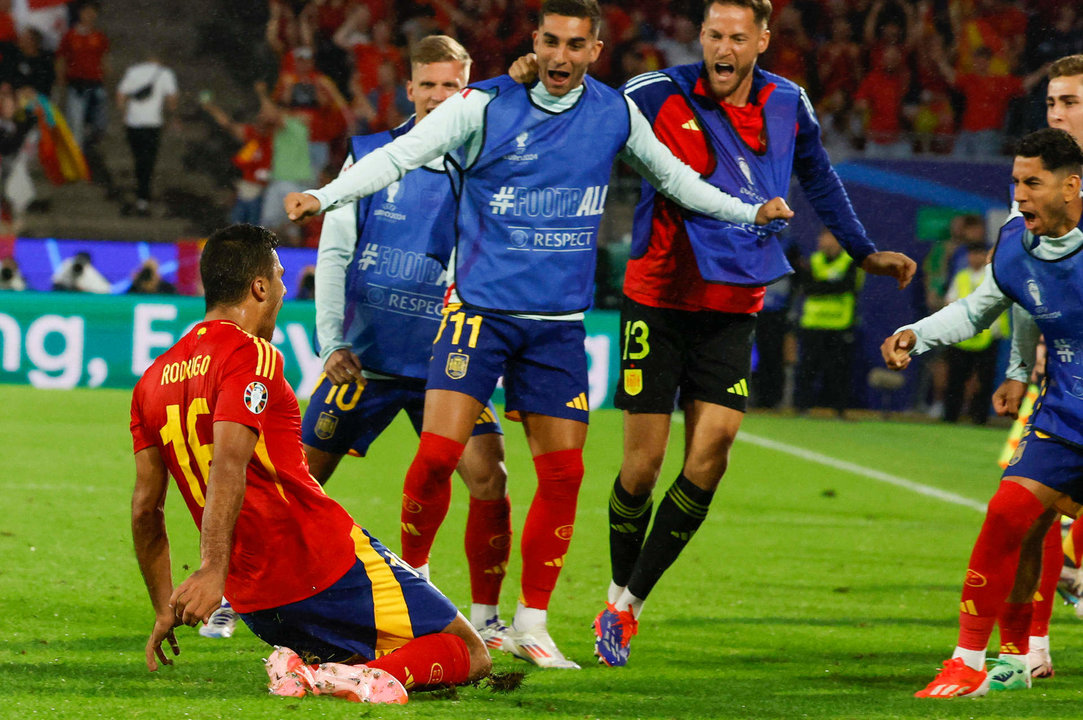 El centrocampista de España Rodri (i) celebra el primer gol de su equipo durante el partido de octavos de final de la Eurocopa de fútbol entre España y Georgia. EFE/ JJ Guillén