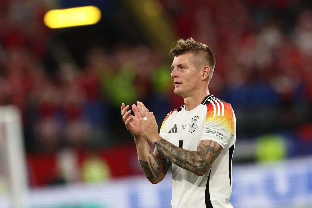 El jugador de la selecci&oacute;n alemana Toni Kroos celebra tras ganar el partido de octavos de final de la Eurocopa 2024 entre Alemania y Dinamarca, en Dortmund. EFE/EPA/ANNA SZILAGYI