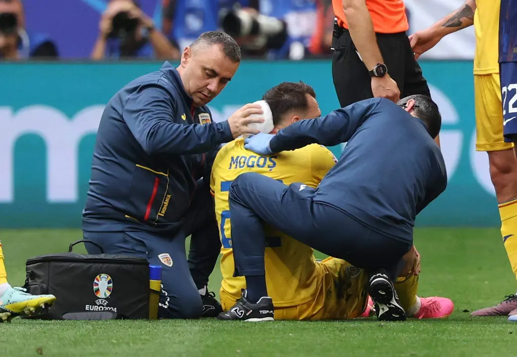 Vasile Mogos, defensa de la selecci&oacute;n de Ruman&iacute;a, tras recibir un golpe en la cabeza en el partido de octavos entre Ruman&iacute;a y pa&iacute;ses Bajos en M&uacute;nich, Alemania. EFE/EPA/FRIEDEMANN VOGEL