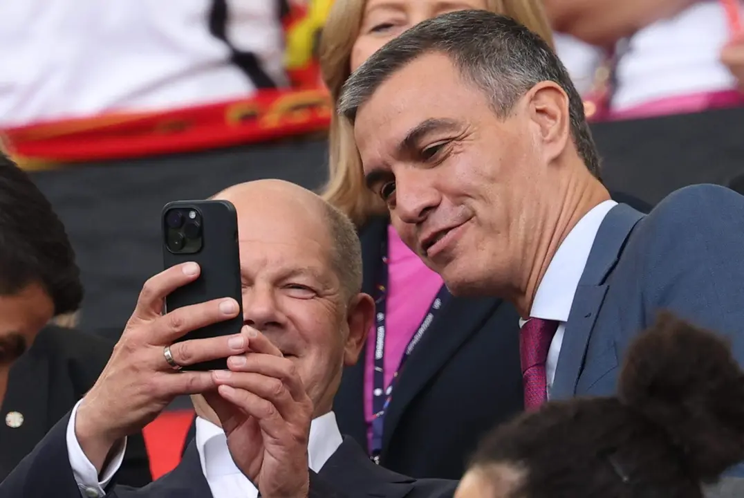 l presidente del Gobierno, Pedro S&aacute;nchez, junto al canciller alem&aacute;n, Olaf Scholz,en Stuttgart, Alemania. EFE/EPA/FRIEDEMANN VOGEL