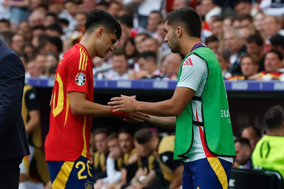 El centrocampista de Espa&ntilde;a Pedro Gonz&aacute;lez "Pedri", se retira lesionado durante el partido de cuartos de final de la Eurocopa entre Espa&ntilde;a y Alemania, este viernes en Stuttgart. EFE/ JJ Guill&eacute;n