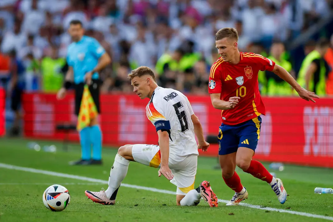 El centrocampista de la selecci&oacute;n espa&ntilde;ola Dani Olmo (d) trata de escapar del alem&aacute;n Joshua Kimmich, durante el partido de cuartos de final de la Eurocopa que Espa&ntilde;a y Alemania disputan este viernes en Stuttgart. EFE/Alberto Est&eacute;vez