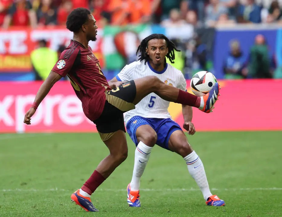 El bekga Lois Openda (I) y el franc&eacute;s Jules Kounde. EFE/EPA/FRIEDEMANN VOGEL