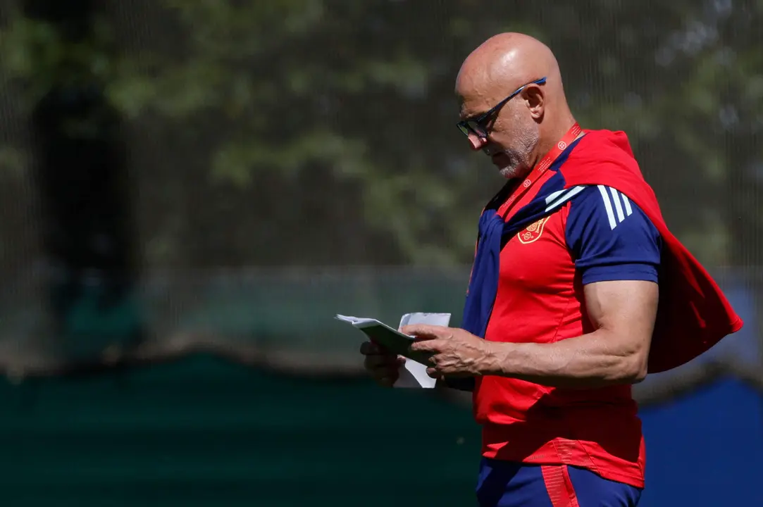 El seleccionador nacional Luis de la Fuente durante el entrenamiento del combinado en Donaueschingen (Alemania), en la v&iacute;spera de su partido de semifinales de UEFA Eurocopa 2024 contra Francia. EFE/ J.J. Guillen