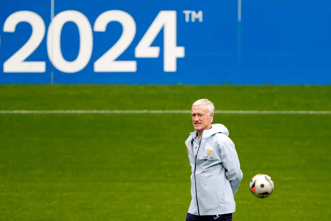 Didier Deschamps, seleccionador de f&uacute;tbol de Francia, durante un entrenamiento de su equipo en la Eurocopa de Alemania. EFE/Alberto Estevez