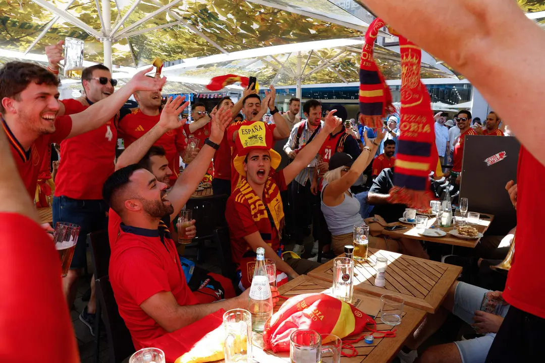 Aficionados espa&ntilde;oles animan horas antes de la semifinal de la Eurocopa 2024 entre Espa&ntilde;a y Francia, este martes en M&uacute;nich (Alemania). EFE/ Jj Guill&eacute;n