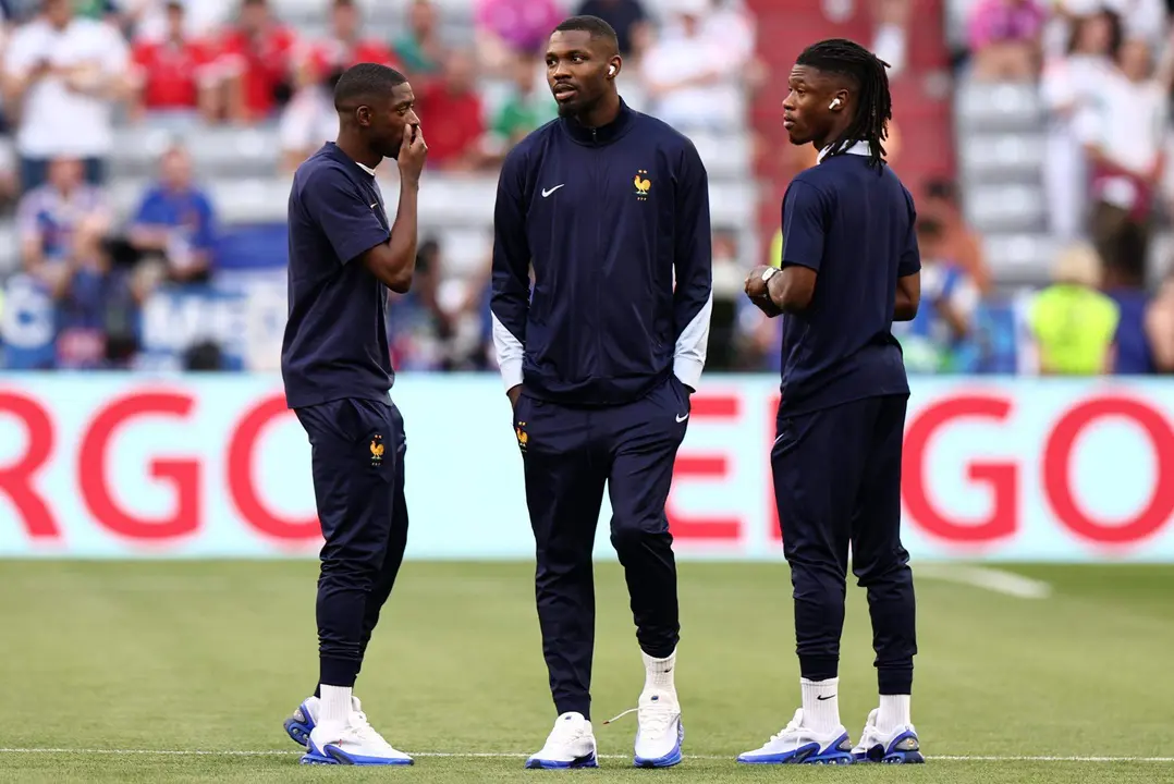 (I-D) Ousmane Dembele, Marcus Thuram, y Eduardo Camavinga sobre el c&eacute;sped del estadio de M&uacute;nich, Alemania.EFE/EPA/ANNA SZILAGYI