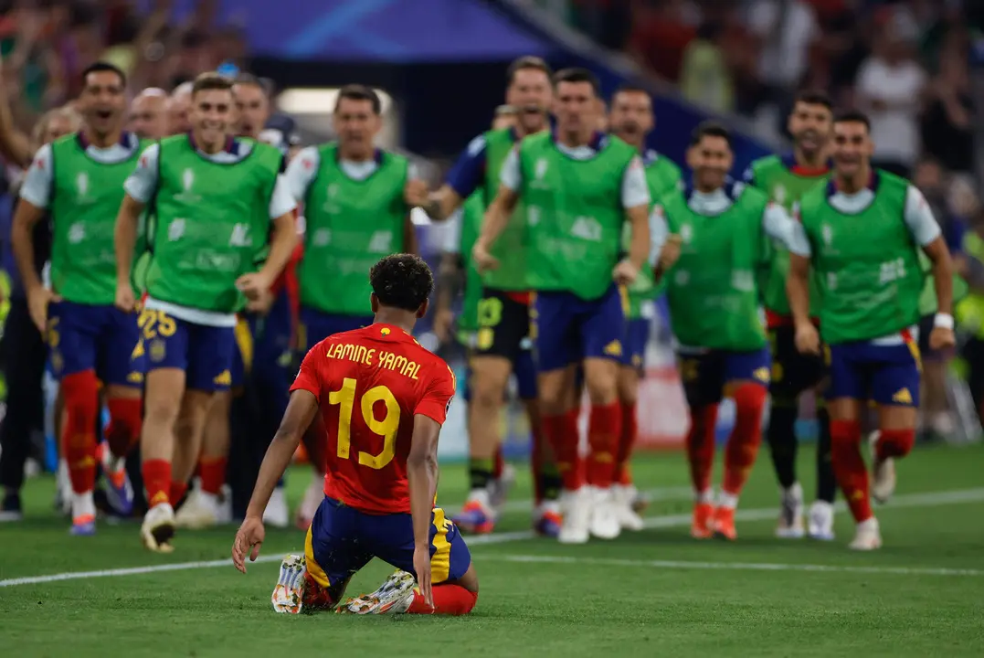 El delantero de la selecci&oacute;n espa&ntilde;ola Lamine Yamal celebra tras marcar ante Francia, durante el partido de semifinales de la Eurocopa de f&uacute;tbol que Espa&ntilde;a y Francia disputan este martes en M&uacute;nich. EFE/Alberto Est&eacute;vez