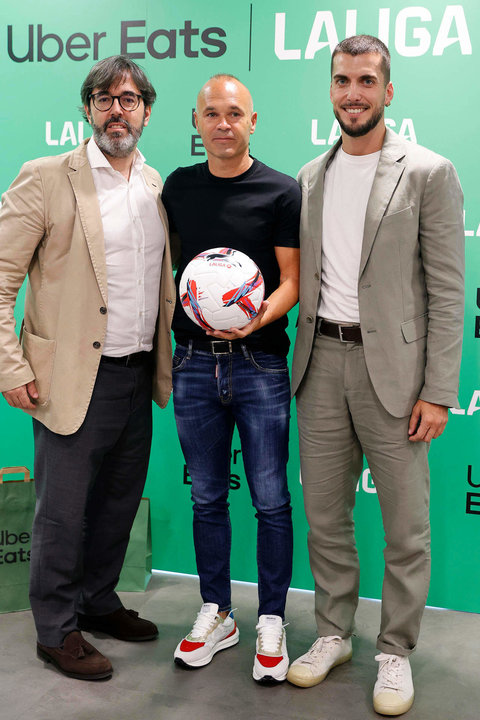 El futbolista Andrés Iniesta (c) durante su participación en el acto en el que LaLiga ha anunciado su nuevo patrocinio con la empresa Uber Eats. EFE/J.P. Gandul