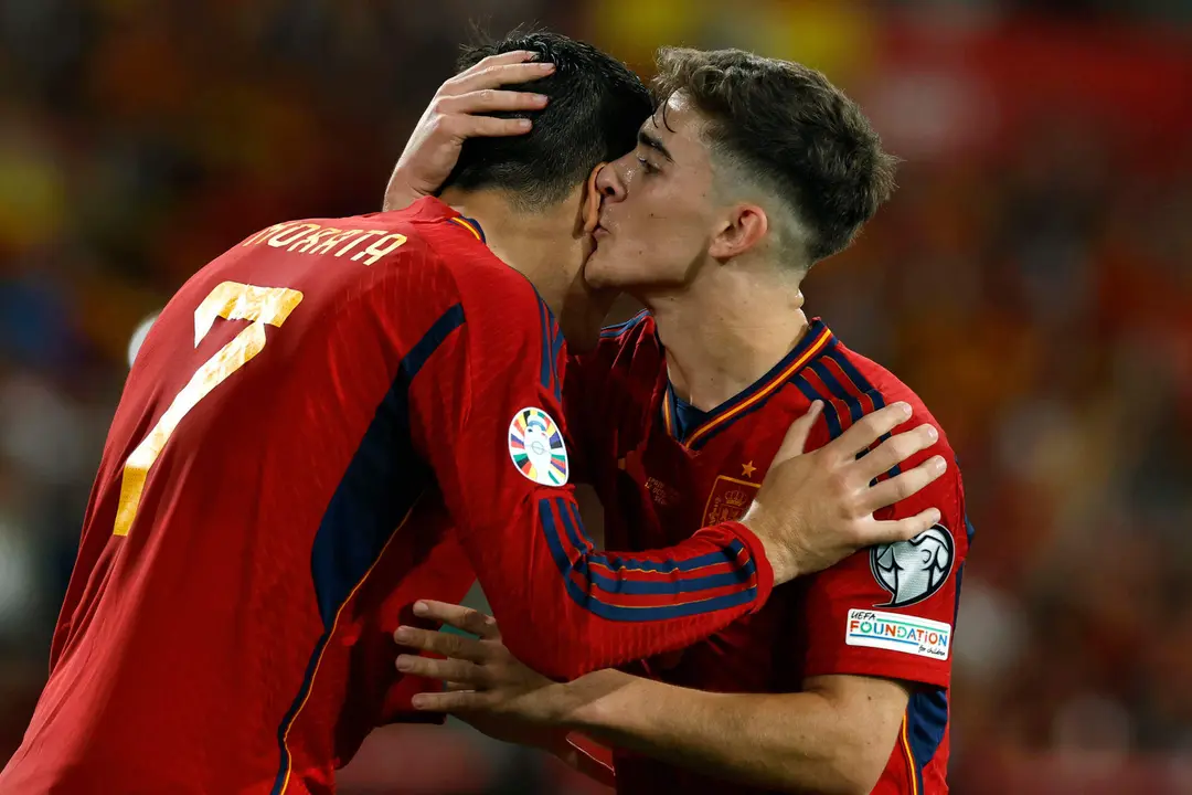 El delantero de la selecci&oacute;n espa&ntilde;ola &Aacute;lvaro Morata (i) celebra con Gavi un gol, en foto de archivo de Julio Mu&ntilde;oz. EFE