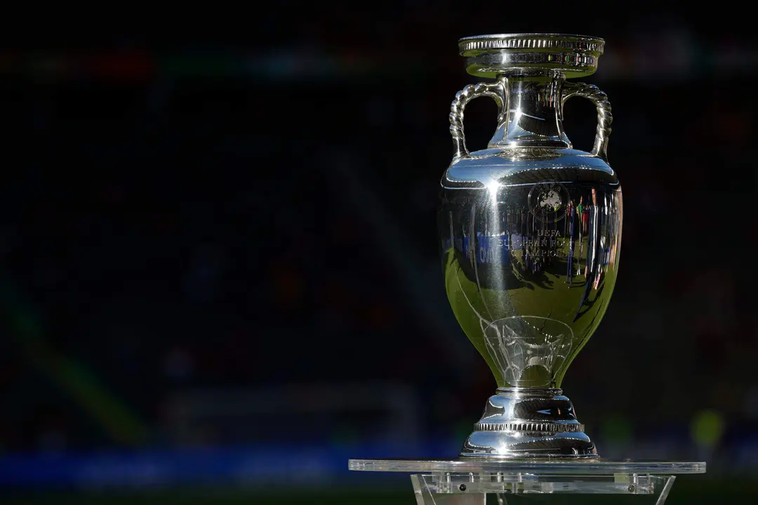 El trofeo es presentado en el estadio antes de la final de la Eurocopa 2024 que se celebra esta noche entre las selecciones de Espa&ntilde;a e Inglaterra. EFE/Alberto Est&eacute;vez