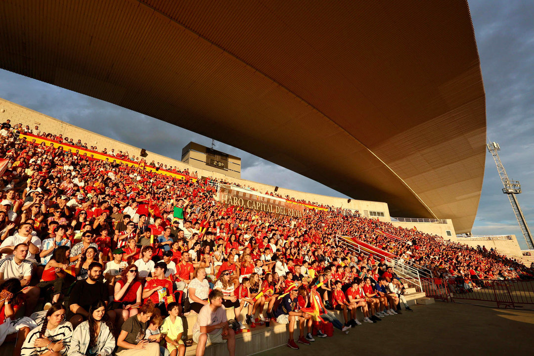 Unas 4.000 personas viven este domingo la final de la Eurocopa en el campo fútbol 'Luis de la Fuente' de la ciudad riojana de Haro, tierra natal del seleccionador de España y donde se han colocado tres grandes pantallas para transmitir todo el apoyo a la selección y a su preparador, con el lema de la pancarta colgada en su Ayuntamiento: 'La Rioja con la Roja. ¡Aúpa Luis, Haro está contigo!'.-EFE/ Raquel Manzanares