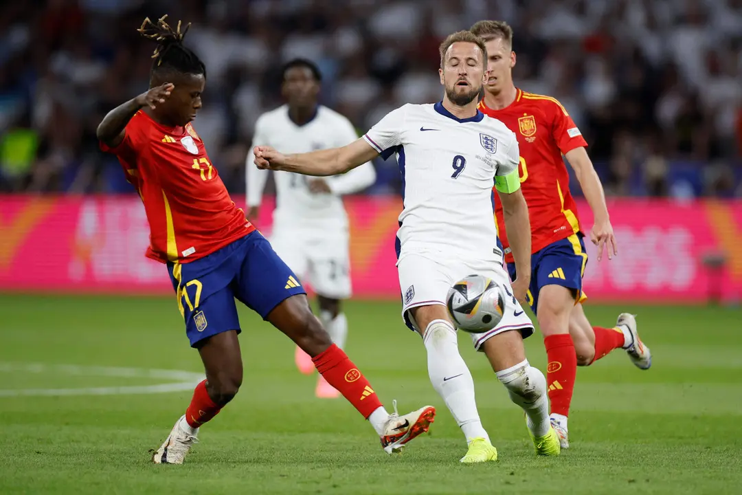 El delantero de la selecci&oacute;n espa&ntilde;ola, Nico Williams (i), disputa el bal&oacute;n ante el delantero de la selecci&oacute;n de inglaterra, Harry Kane, durante el encuentro correspondiente a la final de la Eurocopa que disputan Espa&ntilde;a e Inglaterra en el Estadio Ol&iacute;mpico de Berl&iacute;n. EFE / Alberto Est&eacute;vez.
