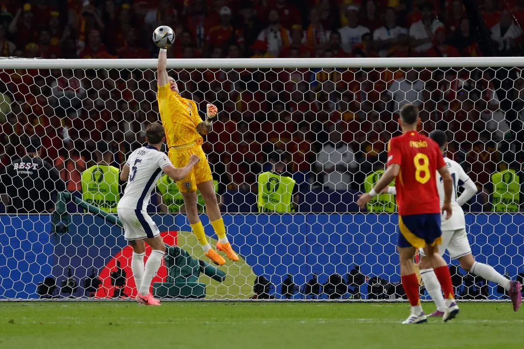 El portero de la selecci&oacute;n inglesa Jordan Pickford despeja un bal&oacute;n durante el encuentro correspondiente a la final de la Eurocopa que disputaron Espa&ntilde;a e Inglaterra en el Estadio Ol&iacute;mpico de Berl&iacute;n. EFE /J.J.Guill&eacute;n