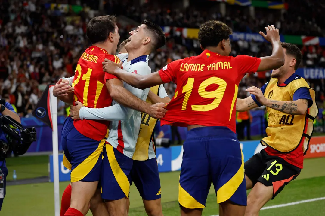 Los jugadores de la selecci&oacute;n espa&ntilde;ola celebran el segundo gol del equipo espa&ntilde;ol durante el encuentro correspondiente a la final de la Eurocopa que disputaron Inglaterra en el Estadio Ol&iacute;mpico de Berl&iacute;n. EFE /Alberto Estevez