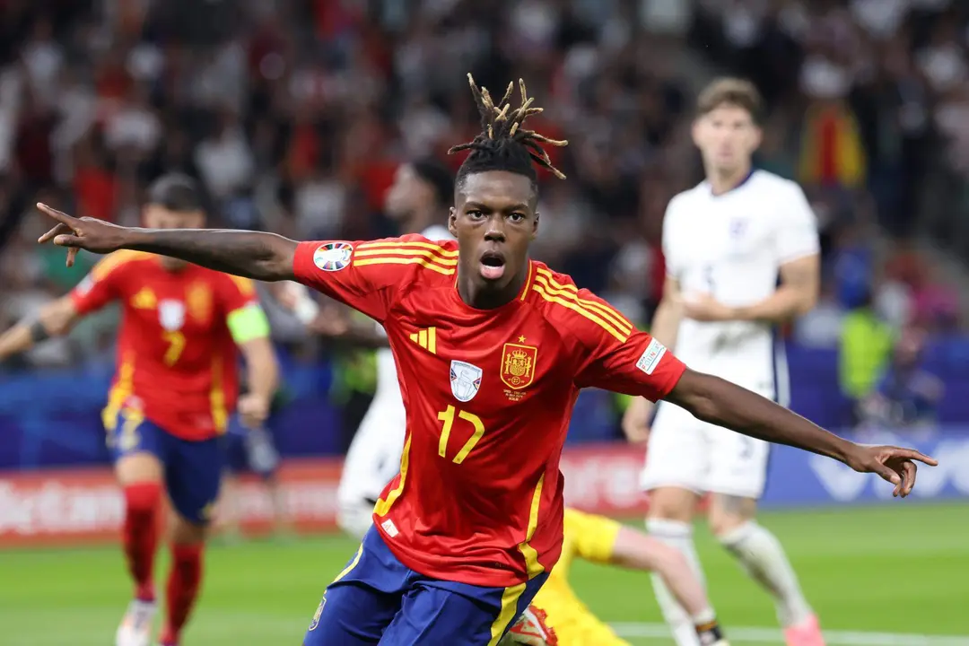 Nico Williams celebra el primer gol del equipo espa&ntilde;ol durante el encuentro correspondiente a la final de la Eurocopa que disputaron Inglaterra en el Estadio Ol&iacute;mpico de Berl&iacute;n. EFE/EPA/CHRISTOPHER NEUNDORF