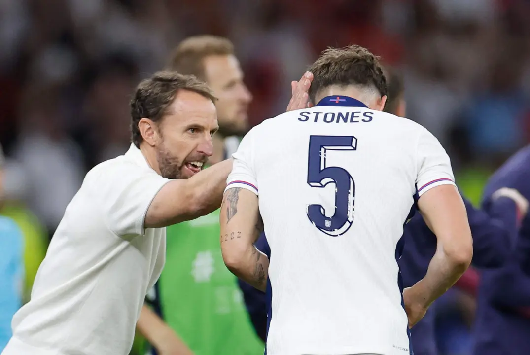 El entrenador de Inglaterra, Gareth Southgate (i), y el defensa John Stones (d) durante el encuentro correspondiente a la final de la Eurocopa que disputan hoy Domingo Espa&ntilde;a e Inglaterra en el Estadio Ol&iacute;mpico de Berl&iacute;n. EFE /Alberto Est&eacute;vez