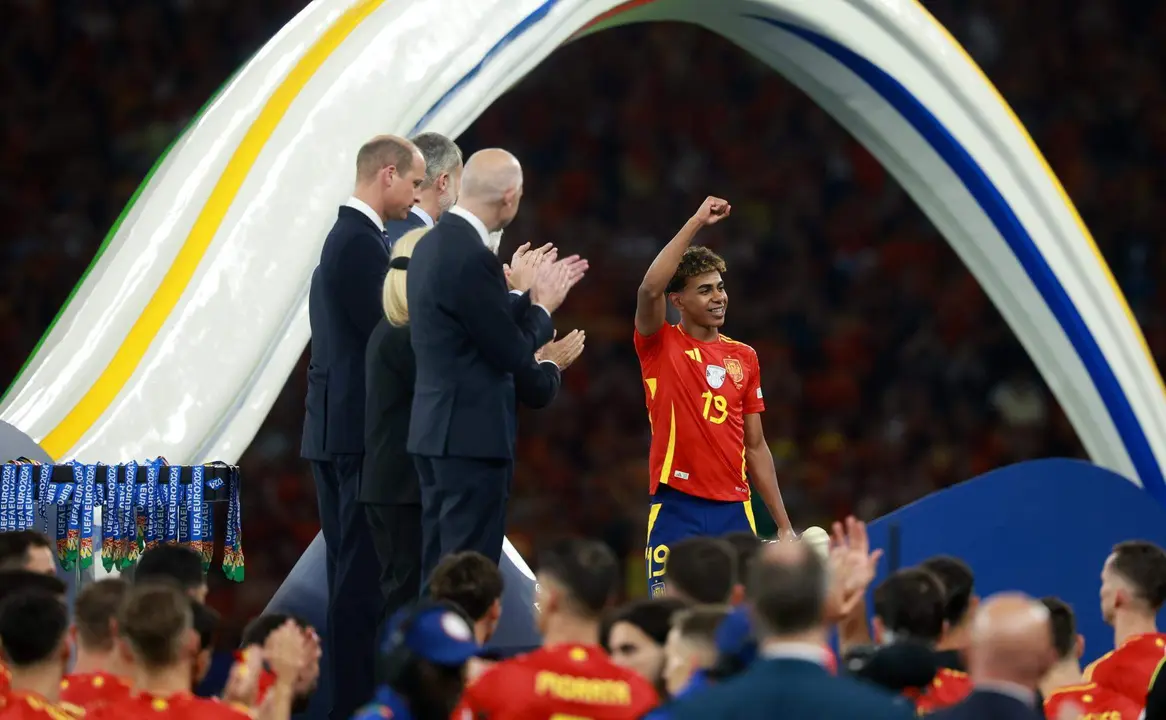 El espa&ntilde;ol Lamine Yamal tras el encuentro correspondiente a la final de la Eurocopa que disputaron Inglaterra en el Estadio Ol&iacute;mpico de Berl&iacute;n. EFE/EPA/CLEMENS BILAN