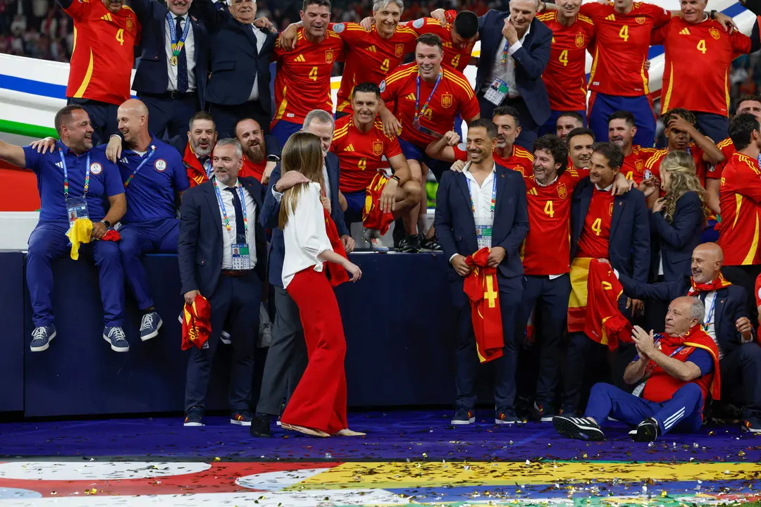El rey Felipe y la infanta Sof&iacute;a celebran con jugadores y cuerpo t&eacute;cnico de la selecci&oacute;n espa&ntilde;ola la victoria ante Inglaterra en la final de la Eurocopa que se ha disputado en el Estadio Ol&iacute;mpico de Berl&iacute;n. EFE/J.J. Guill&eacute;n