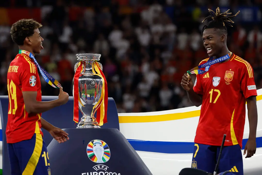Los jugadores de la selecci&oacute;n espa&ntilde;ola Nico Williams y Lamine Yamal tras recibir las medallas de campeones de la Eurocopa al derrotar por 2-1 a Inglaterra en el encuentro que han disputado en el estadio Ol&iacute;mpico de Berl&iacute;n. EFE / J.J.Guillen.