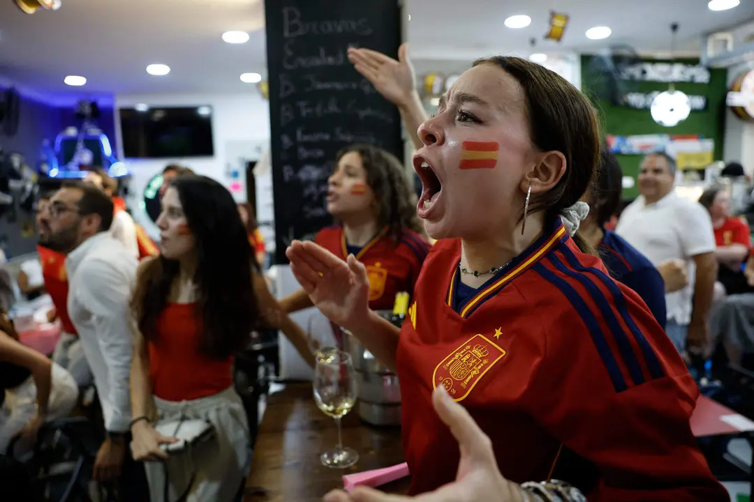 Aficionados de la selecci&oacute;n espa&ntilde;ola siguen en el bar de Manolo &acute;el del Bombo&acute; el encuentro correspondiente a la final de la Eurocopa de naciones que Espa&ntilde;a e Inglaterra disputaron en el estadio Ol&iacute;mpico de Berl&iacute;n. EFE / Biel Ali&ntilde;o.