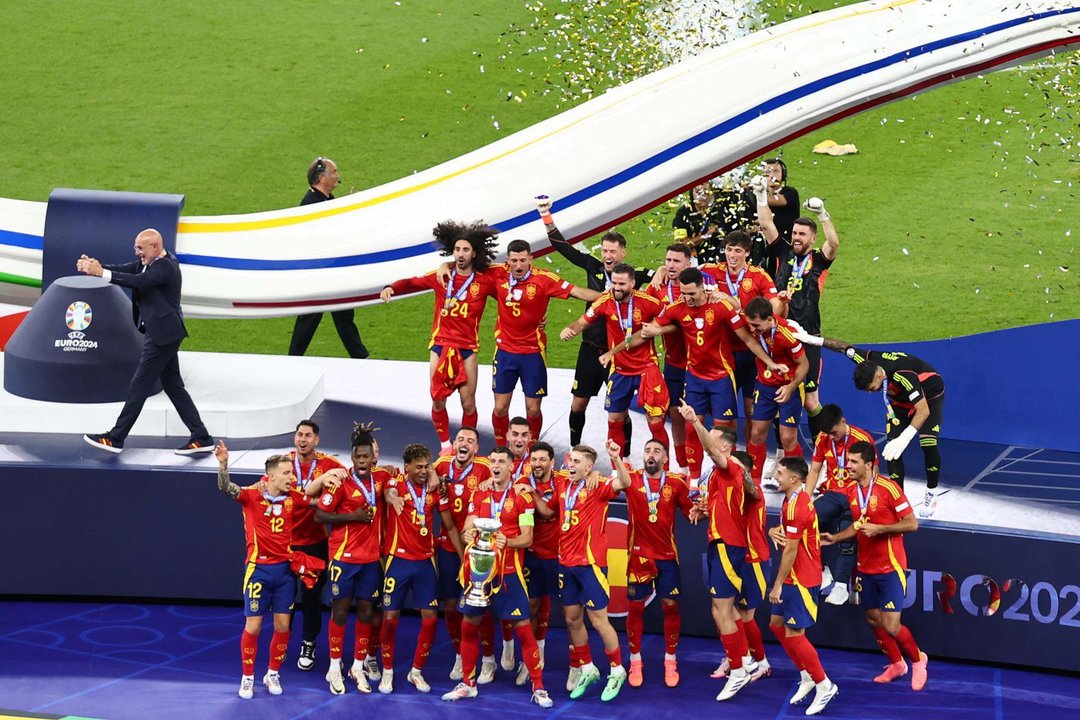 Los jugadores de España tras el encuentro correspondiente a la final de la Eurocopa que disputaron Inglaterra en el Estadio Olímpico de BerlínEFE/EPA/HANNIBAL HANSCHKE