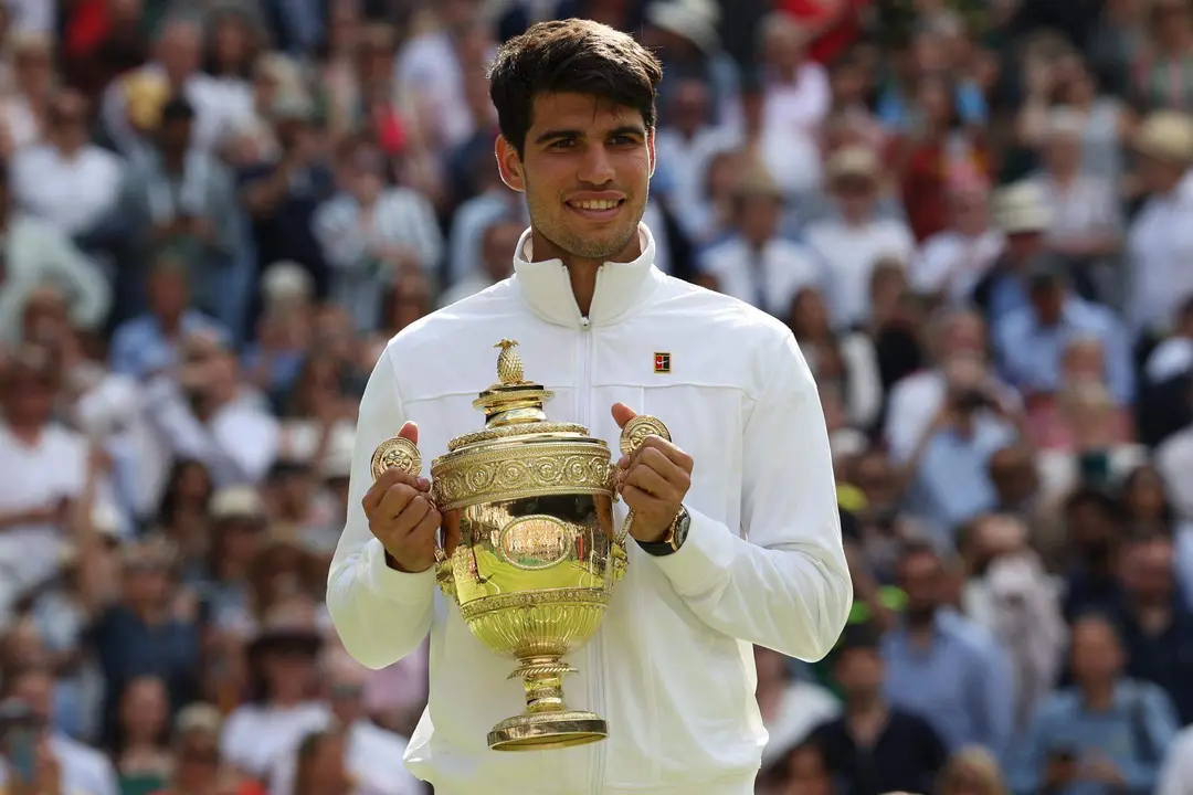 El tenista espa&ntilde;ol Carlos Alcaraz, con el trofeo de ganador de Wimbledon. EFE/EPA/ADAM VAUGHAN