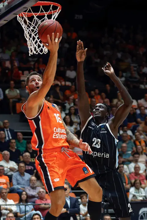 El base serbio de Valencia Basket, Stefan Jovic (i), entra a canasta ante el jugador sursudan&eacute;s del Veolia Towers Hambug, Kur Kuath, durante el encuentro correspondiente a la segunda jornada de la Eurcopa disputado en el pabell&oacute;n de la Fuente de San Luis, en Valencia. EFE / Miguel &Aacute;ngel Polo.