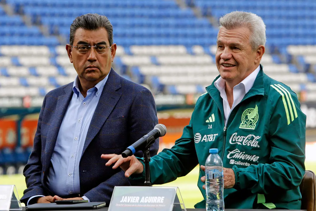 Imagen de archivo del gobernador del estado de Puebla, Sergio Salom&oacute;n C&eacute;spede (i), y el seleccionador de M&eacute;xico, Javier Aguirre (d). EFE/ Hilda R&iacute;os