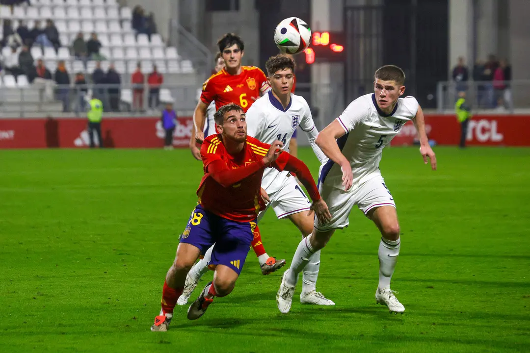 El delantero espa&ntilde;ol Iker Bravo (i) pelea una posesi&oacute;n durante el partido amistoso que se est&aacute; disputando este viernes en el Estadio Municipal de la L&iacute;nea de la Concepci&oacute;n, C&aacute;diz, entre las selecciones sub-21 de Espa&ntilde;a e Inglaterra.EFE/ A.Carrasco Ragel.