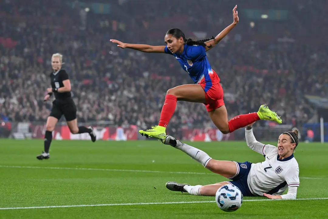 La inglesa Lucy Bronze y la estadounidense Alyssa Thompson en acci&oacute;n durante el partido amistosos que han jugado Inglaterra y EEUU en Wembley, Reino Unido. EFE/EPA/VINCE MIGNOTT