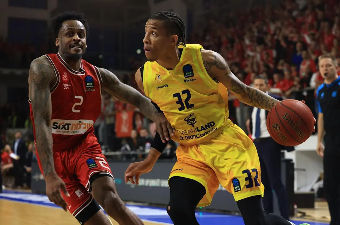 El jugador Antonio Blakeney (I), del Hapoel Shiomo Tel Aviv Roster, en acci&oacute;n ante Joe Thomasson (d), del Dreamland Gran Canaria, durante el partido de la EuroCup basketball jugado en Samokov, Bulgaria. EFE/EPA/VASSIL DONEV