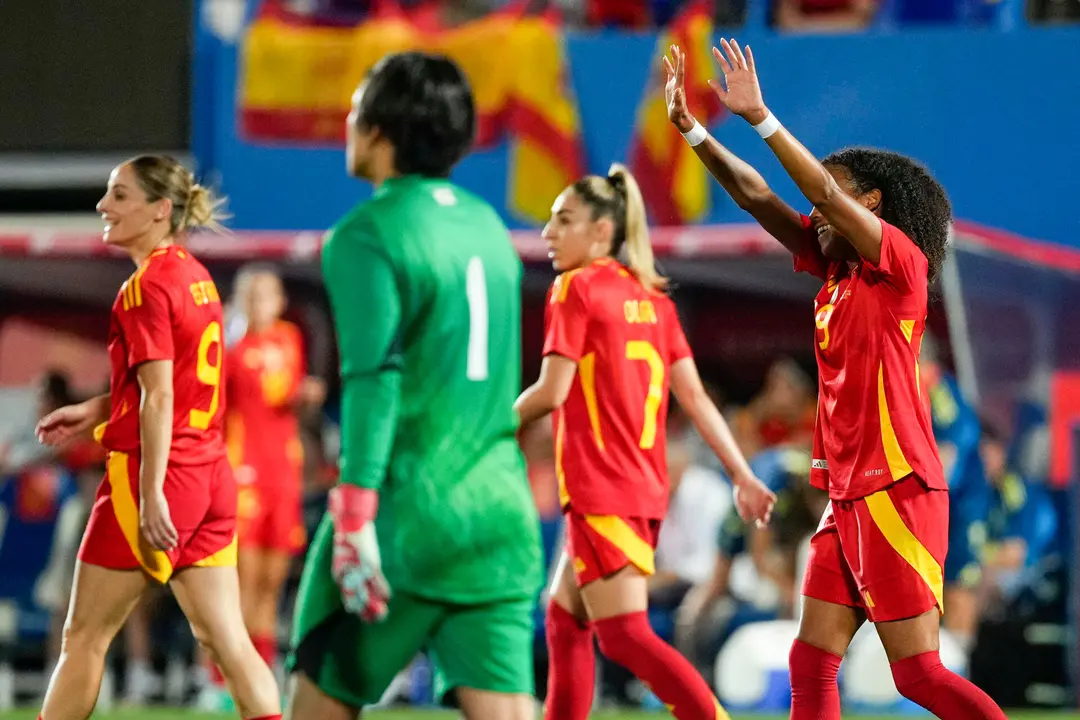 La centrocampista espa&ntilde;ola Vicky L&oacute;pez (d) celebra su gol, segundo de Espa&ntilde;a, durante el partido amistoso que disputan las selecciones femeninas de Espa&ntilde;a y Jap&oacute;n en el estadio de Butarque, en Legan&eacute;s (Comunidad de Madrid). EFE/Borja S&aacute;nchez-Trillo