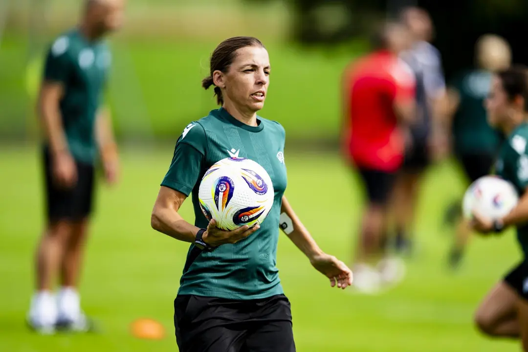 La &aacute;rbitra francesa Stephanie Frappart, durante una sesi&oacute;n de entrenamiento de las &aacute;rbitras de la Eurocopa 2025 el pasado d&iacute;a 27 en Nyon. EFE/EPA/JEAN-CHRISTOPHE BOTT
