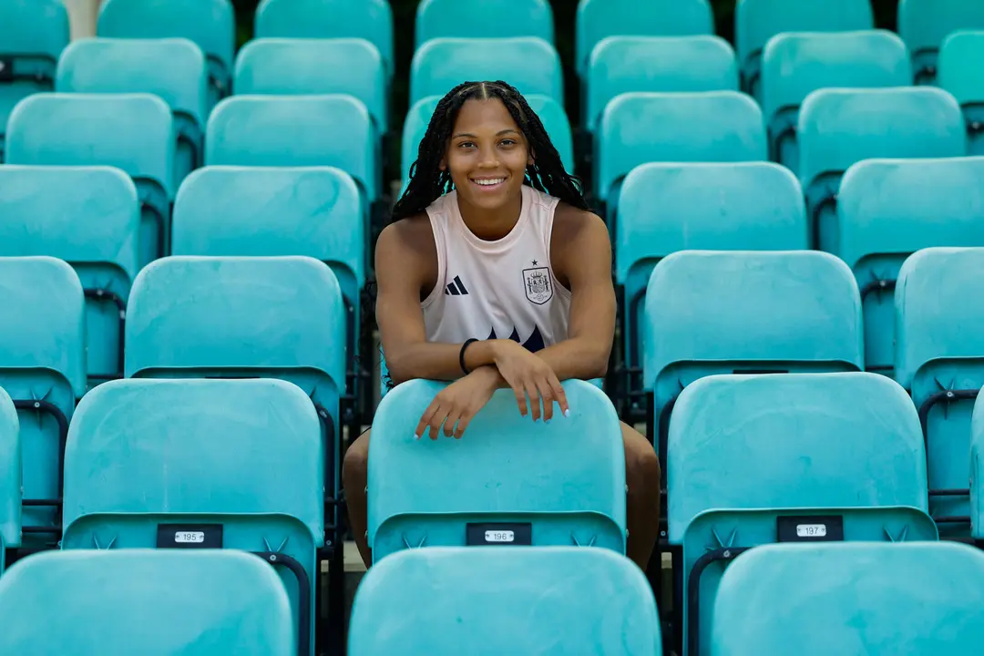 - La jugadora de la selecci&oacute;n espa&ntilde;ola de f&uacute;tbol Vicky L&oacute;pez, ofrece una entrevista a EFE este martes en Lausana (Suiza), en la que habl&oacute; de su gran motivaci&oacute;n en esta Eurocopa y las ganas que tiene de disputarla despu&eacute;s de perder dos finales de este torneo con la selecci&oacute;n sub-17. &ldquo;Dicen que a la tercera va a la vencida, ojal&aacute; que se d&eacute;&rdquo;, apunt&oacute;. EFE/ Ana Escobar