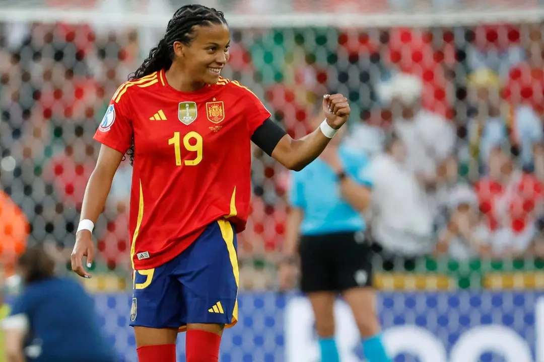 Vicky L&oacute;pez de Espa&ntilde;a celebra un gol durante el partido del grupo B de la Eurocopa Femenina 2025 entre Portugal y Espa&ntilde;a en el Stade de Suisse en Berna (Suiza). EFE/ Ana Escobar