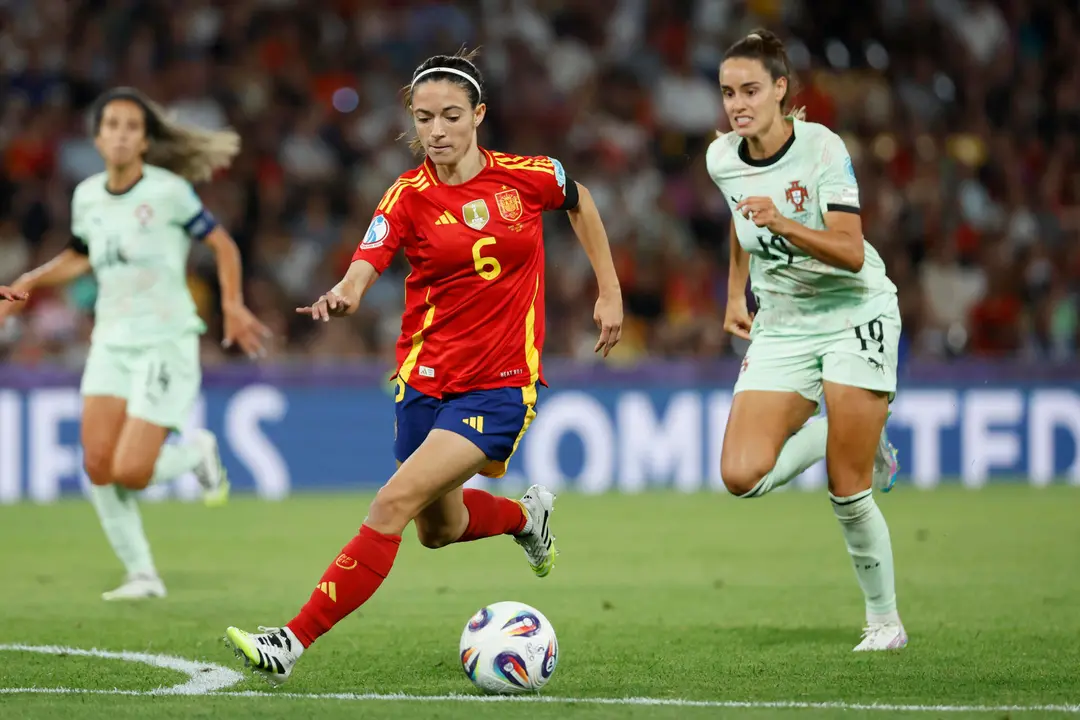 La centrocampista de la selecci&oacute;n espa&ntilde;ola, Aitana Bonmat&iacute; (i), se lleva el bal&oacute;n ante la defensora de Portugal, Diana Gomes, durante el partido del grupo B de la Eurocopa Femenina 2025, disputado este jueves entre Portugal y Espa&ntilde;a, en el Stade de Suisse en Berna. EFE/ Ana Escobar