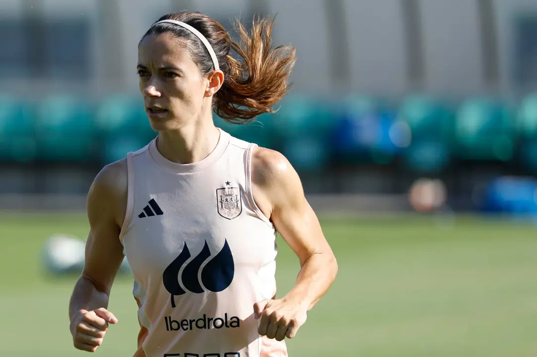 La jugadora de la selecci&oacute;n espa&ntilde;ola, Aitana Bonmat&iacute;, durante el entrenamiento que el combinado espa&ntilde;ol ha realizado hoy viernes en la ciudad suiza de Lausana. EFE / Ana Escobar.