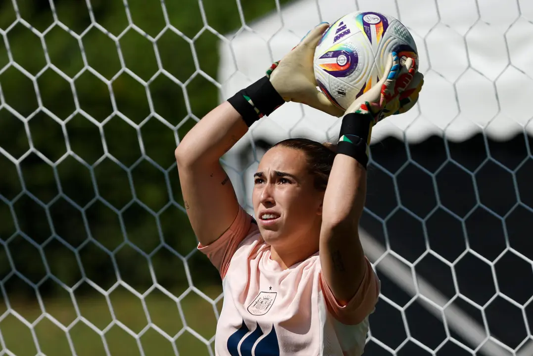 La guardameta de la selecci&oacute;n espa&ntilde;ola femenina de f&uacute;tbol Cata Coll participa en un entrenamiento del conjunto en el marco de la Eurocopa 2025, en Lausana (Suiza). EFE/ Ana Escobar