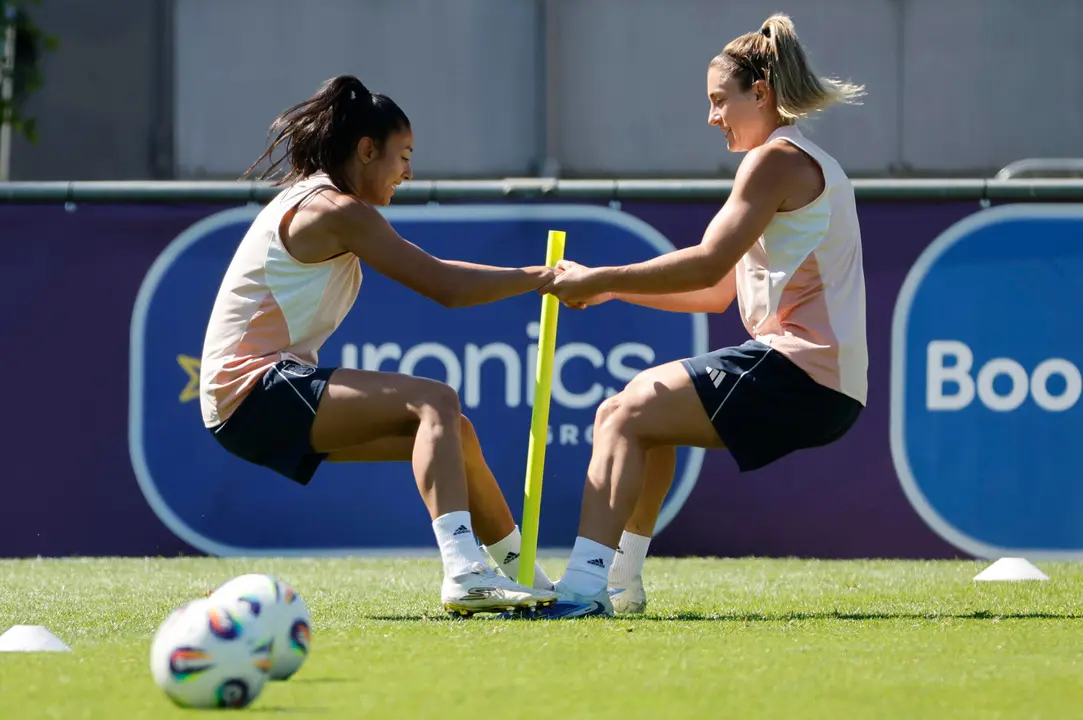Las jugadoras de las selecci&oacute;n espa&ntilde;ola de f&uacute;tbol Alexia Putellas (d) y Leila Ouahabi (i) durante el entrenamiento llevado a cabo en el estadio Juan Antonio Samaranch de Lausana, para preparar el partido de la fase de grupos, grupo B, de la Eurocopa que disputar&aacute;n ante Italia en el Estadio Wankdorf de Berna. EFE/ Ana Escobar
