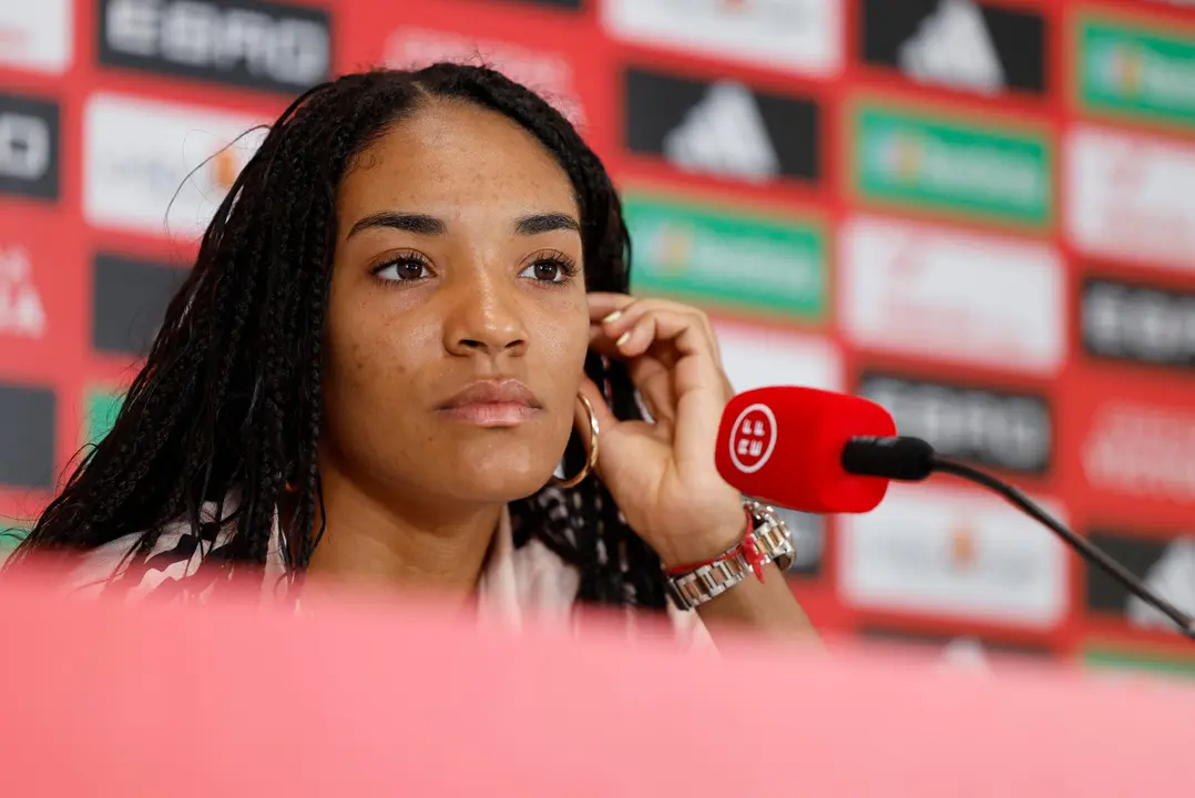 La futbolista internacional por Espa&ntilde;a Salma Paralluelo, durante una conferencia de prensa este s&aacute;bado en Lausana (Suiza). EFE/Ana Escobar