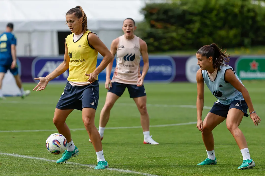 Las jugadoras de la selecci&oacute;n espa&ntilde;ola de f&uacute;tbol Yana Fernandez (d), Juana Batle (c) y Patri Guijarro (i) durante el entrenamiento llevado a cabo en Lausana, para preparar el partido de cuartos de final de la Eurocopa que disputan contra la selecci&oacute;n de Suiza. EFE/ Ana Escobar