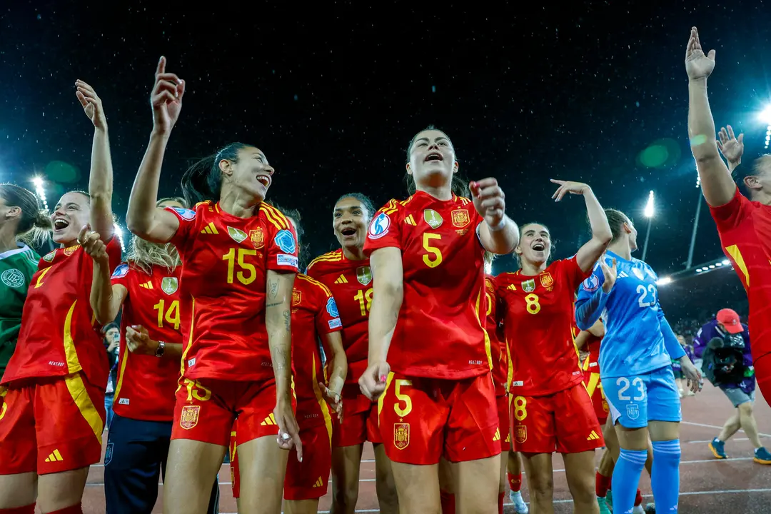 Las jugadoras de la selecci&oacute;n espa&ntilde;ola celebran su victoria a la finalizaci&oacute;n del encuentro correspondiente a la semifinal de la Eurocopa Femenina 2025 que han disputado este mi&eacute;rcoles ante Alemania. EFE/ Ana Escobar