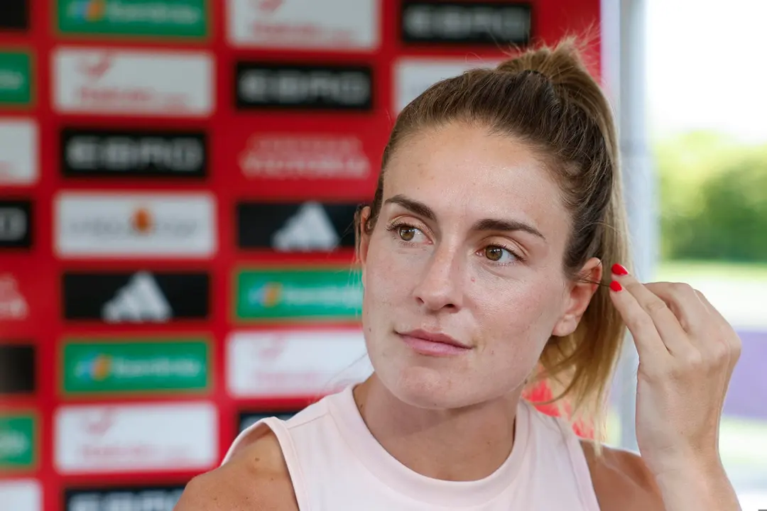 La jugadora de la selecci&oacute;n espa&ntilde;ola, Alexia Putellas, durante la rueda de prensa que ha ofrecido hoy jueves en Lausana, previa a la final que disputan el pr&oacute;ximo domingo frente a Inglaterra. EFE / Ana Escobar.