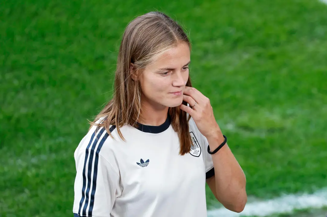 La capitana de la selecci&oacute;n espa&ntilde;ola Irene Paredes atiende a los medios antes del entrenamiento este s&aacute;bado, en el St. Jakob Park de Basilea